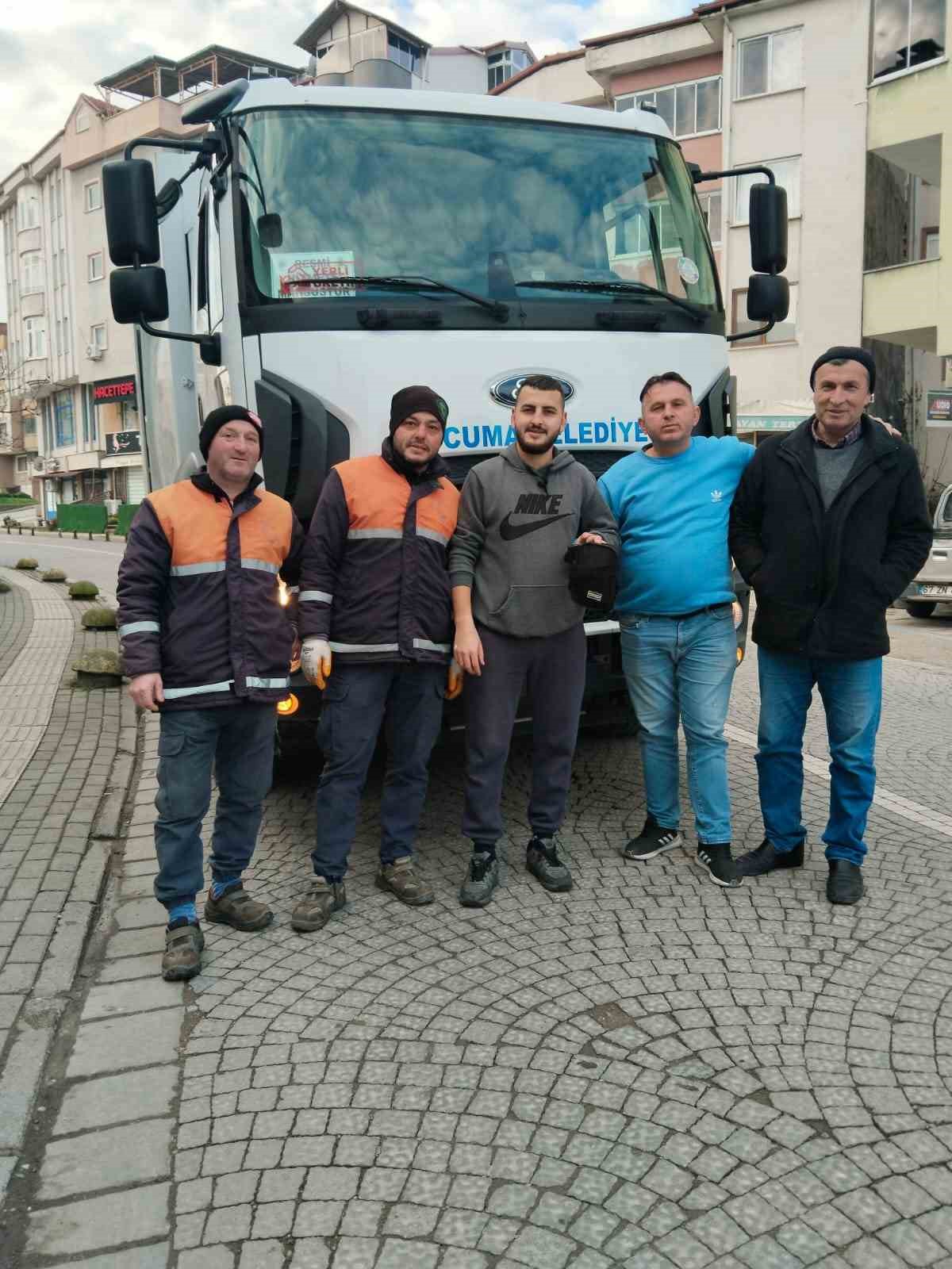 isciler tarafindan icinde para ve ziynet esyalarinin bulunan canta sahibine teslim edildi 6MMOqqKB