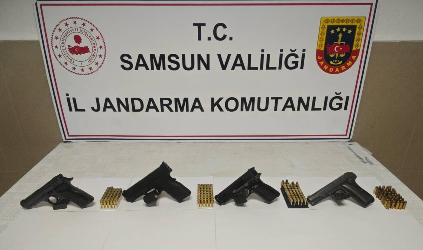 jandarma bir evde 4 adet tabanca ele gecirdi lLEPhI1U