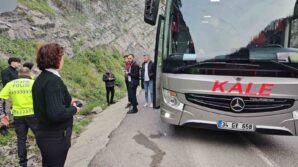 kale turizme ait otobus tunelde kaza yapti yolcular olumden dondu UrberzY1