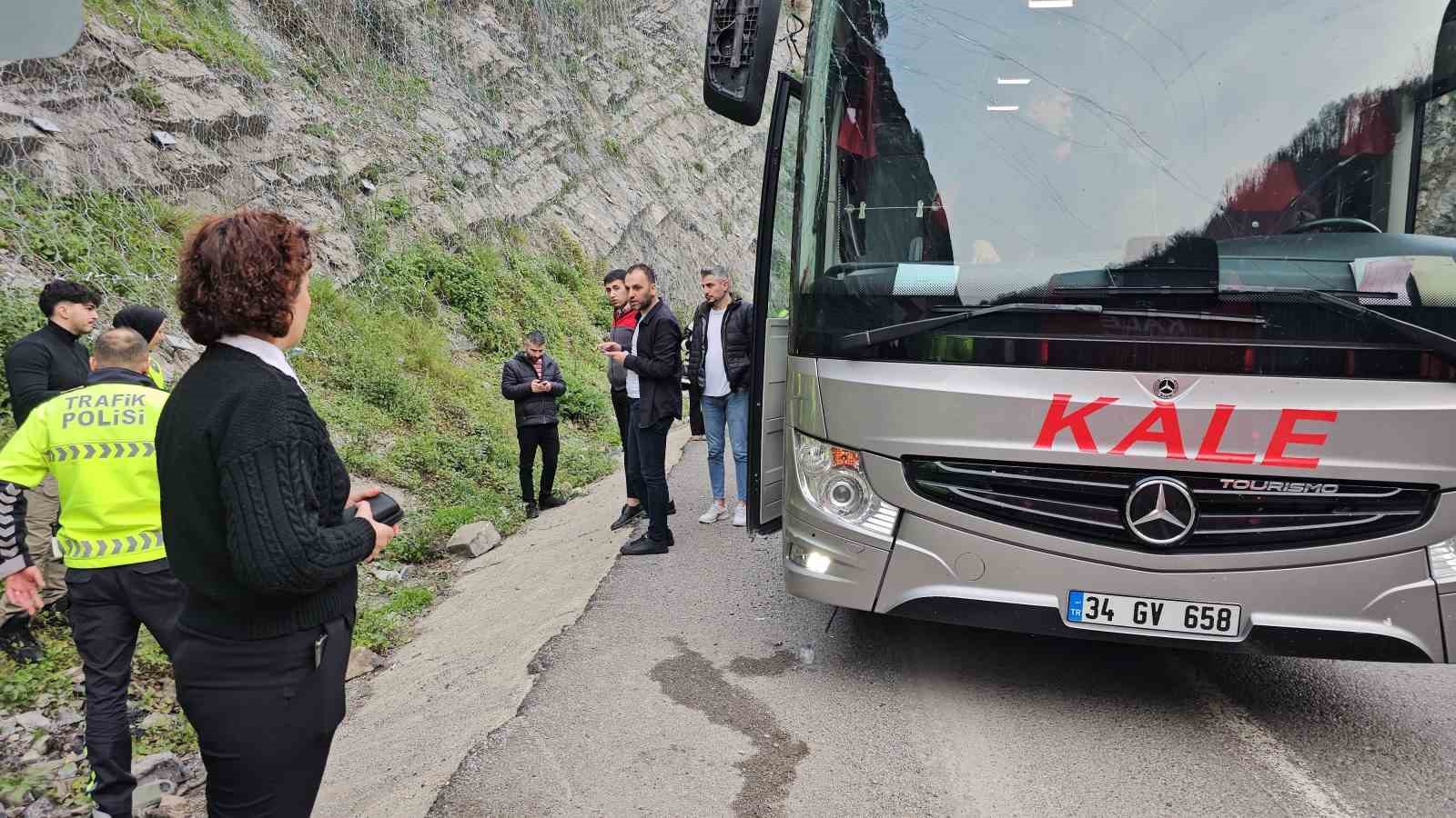 kale turizme ait otobus tunelde kaza yapti yolcular olumden dondu UrberzY1