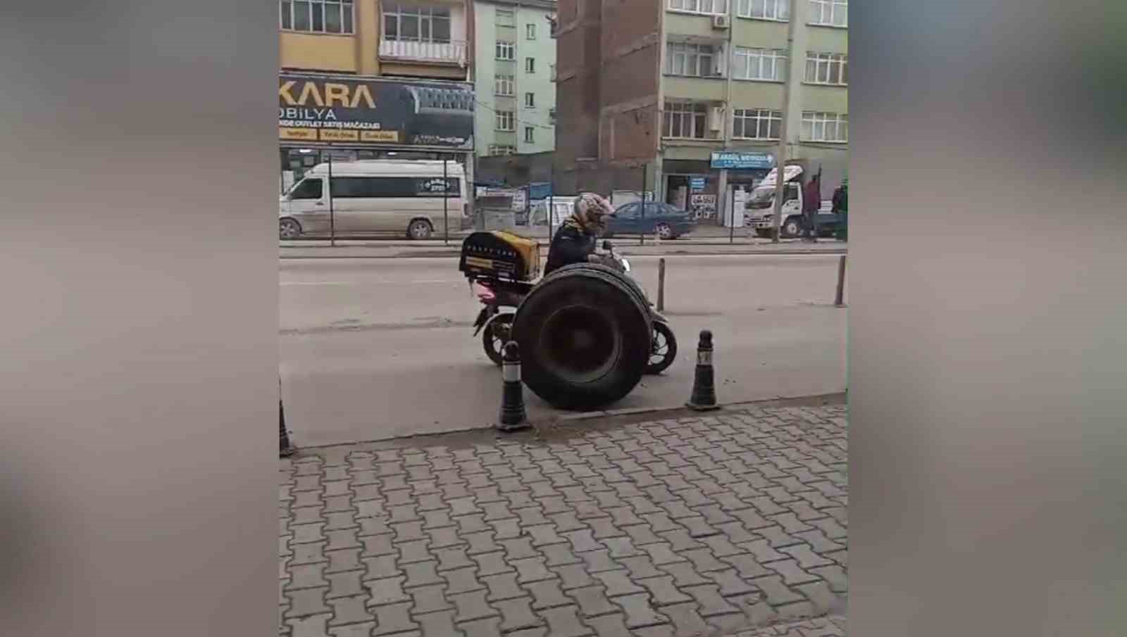 kamyondan firlayan lastigi motokurye yakaladi lHE7FzUe