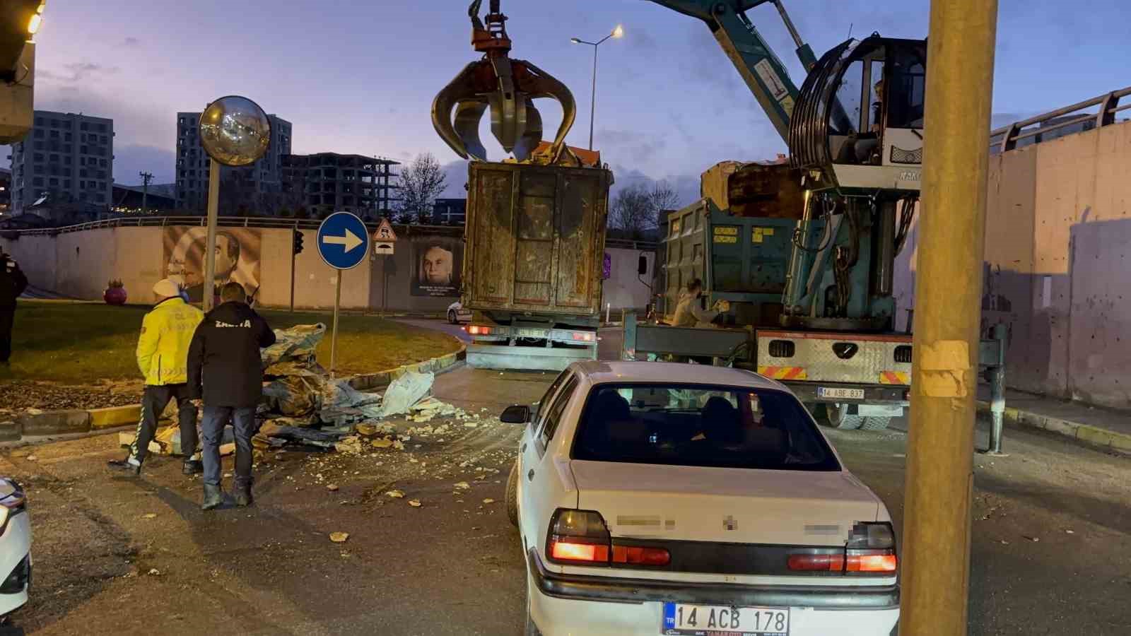 kamyonun uzerindeki yukler alt gecide takildi trafik kilitlendi P5uK38QP