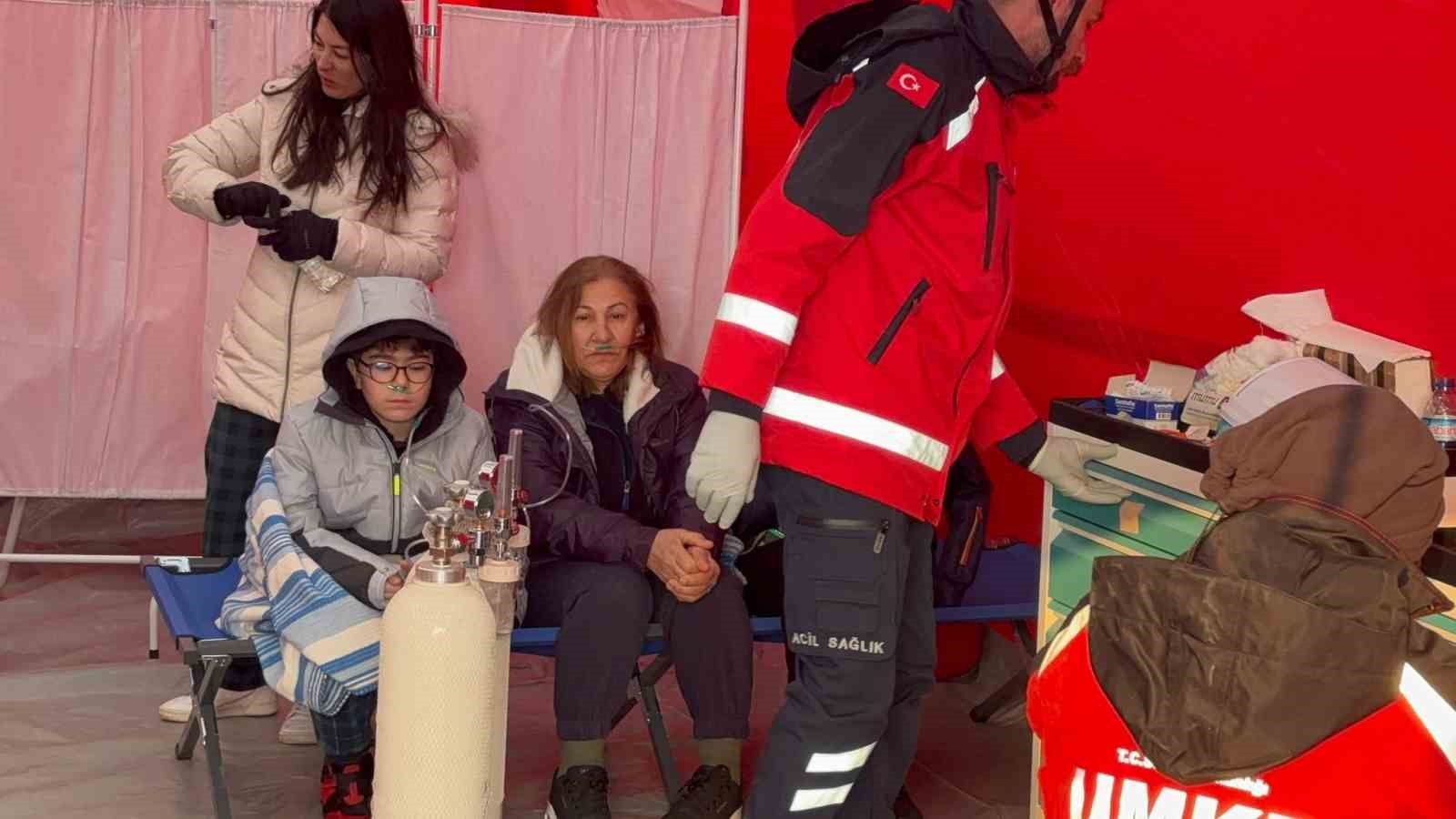 kartalkayada sahra hastanesi kuruldu 2NSTjs9h