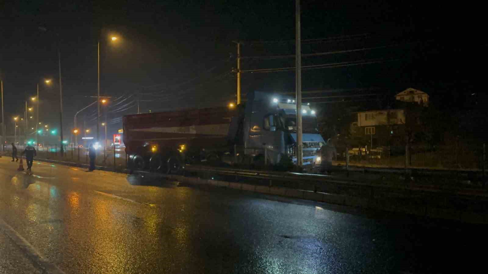 kontrolden cikan tir orta refuje savruldu vBpO4NST