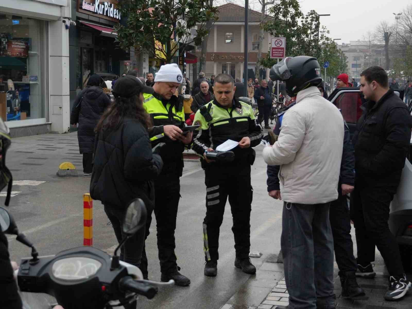 motorlu arac trafigine kapali caddeye girdiler 993 tl ceza yediler fbUPGRX1