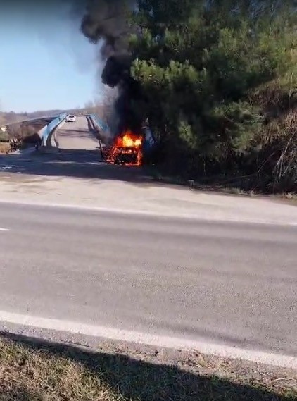 park ettigi arac alev topuna dondu kendini son anda kurtardi 7fGYiAAi