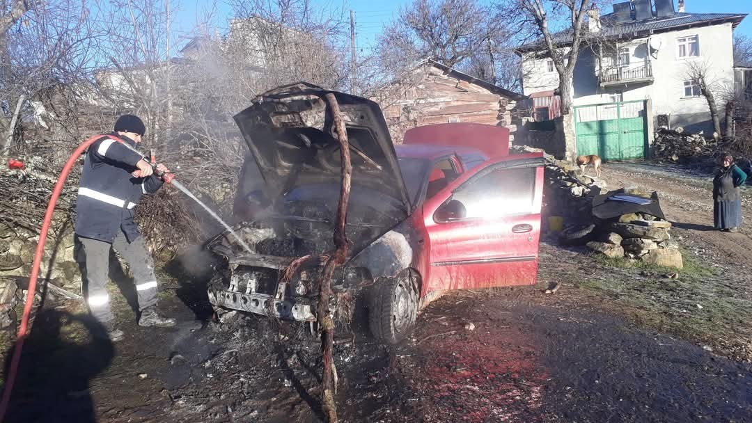 park halindeki otomobilde cikan yangin sonduruldu 4l6rQbAI