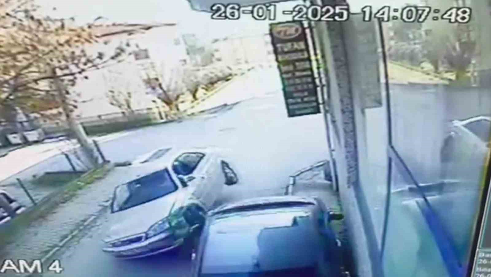 park halindeki otomobile boyle carpti 2 yarali 9WHTlkfp