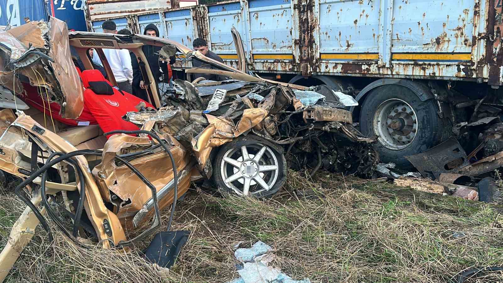 rizede kontrolden cikan otomobil park halindeki tira carpti 1 yarali F4mTcakm