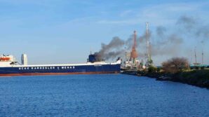 samsun limaninda gemi yangini kIUJIR2L