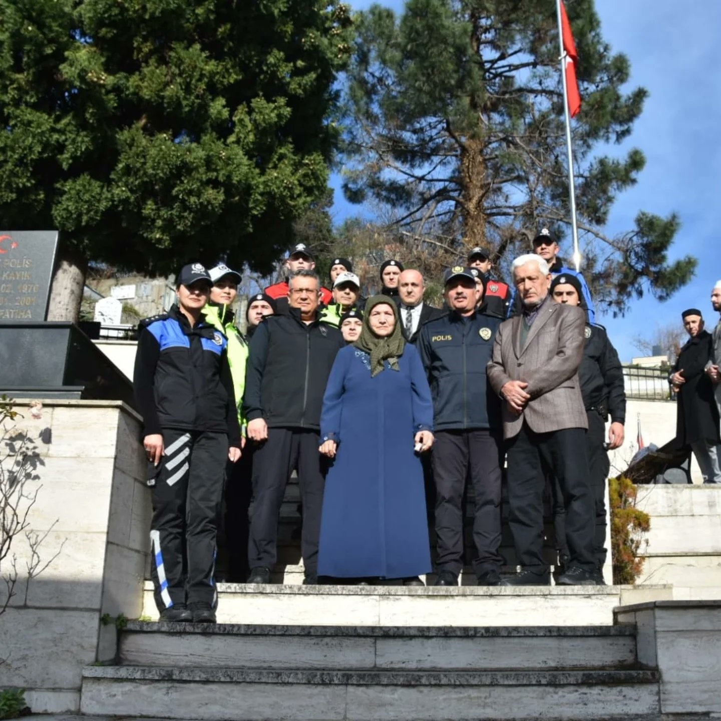 sehit polis memuru hasim kayik mezari basinda anildi m4YbKrKr