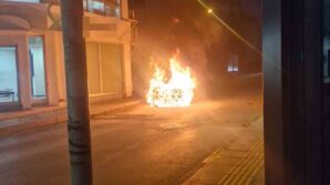 seyir halindeki otomobil alev alev yandi 2cyct2Ir