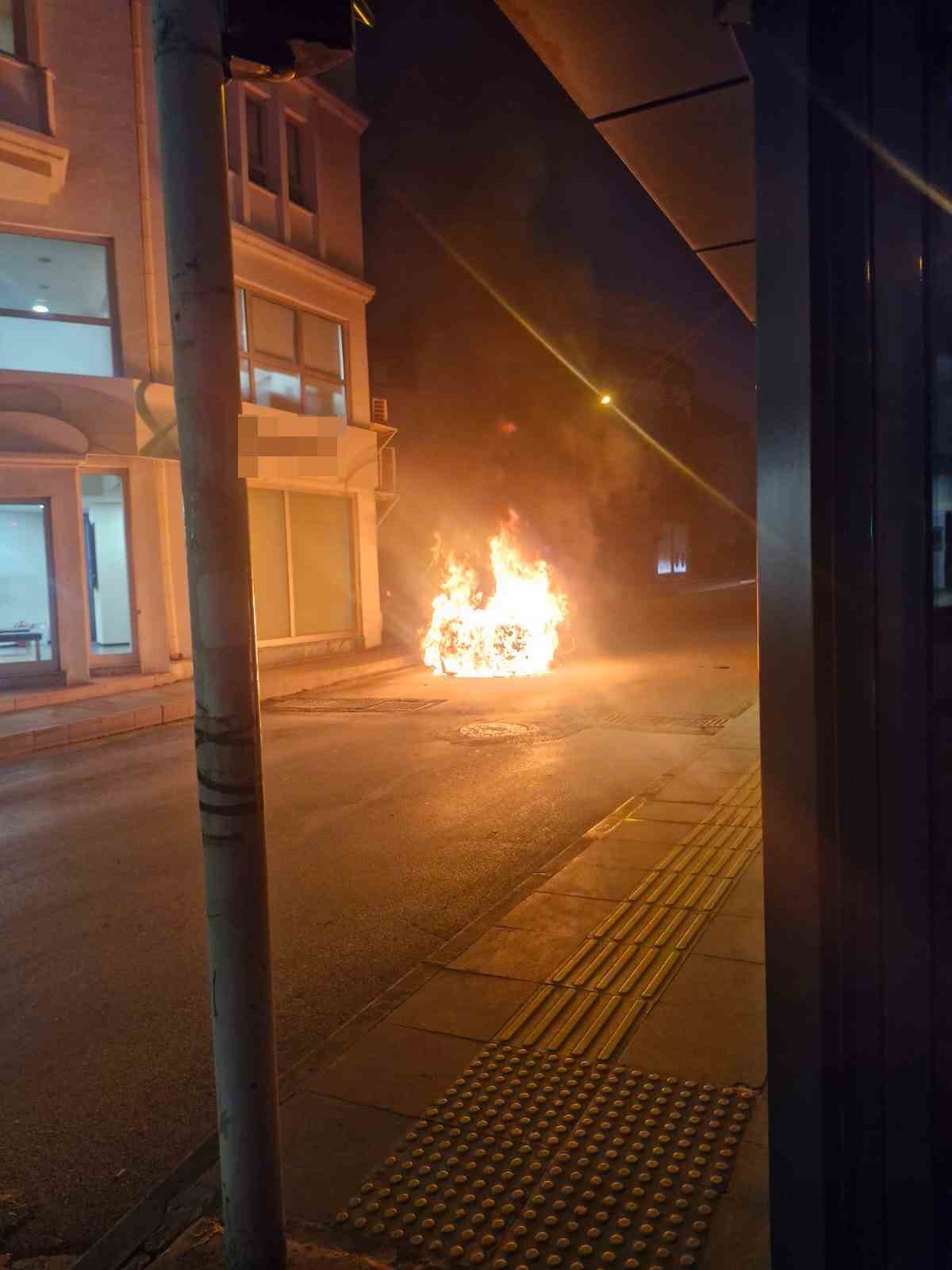 seyir halindeki otomobil alev alev yandi 2cyct2Ir