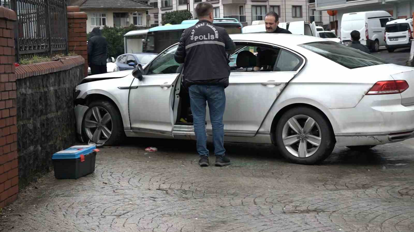 silahla sirtindan vurulduktan sonra araciyla hastaneye giderken kaza yapti FDHwLehH