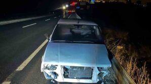 surucusunun alkollu oldugu iddia edilen otomobil karsi seride gecerek bariyerlere carpti Rp9bUOAX