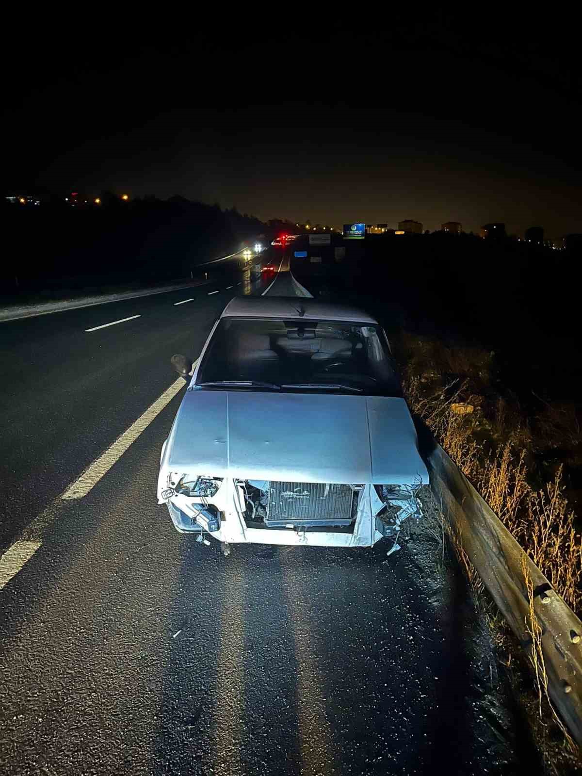 surucusunun alkollu oldugu iddia edilen otomobil karsi seride gecerek bariyerlere carpti Rp9bUOAX