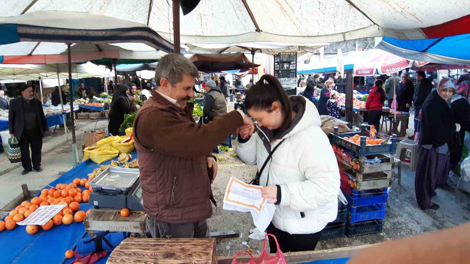 takdir getirene vitamin hediye dedi ogrencilere meyve dagitti 1rmhiqF9