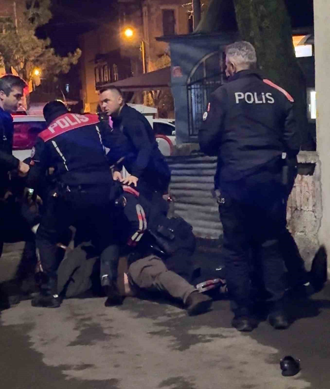 telefon sarji nedeniyle ortalik karisti cikan kavgayi polis guclukle ayirdi BKmIaK7w