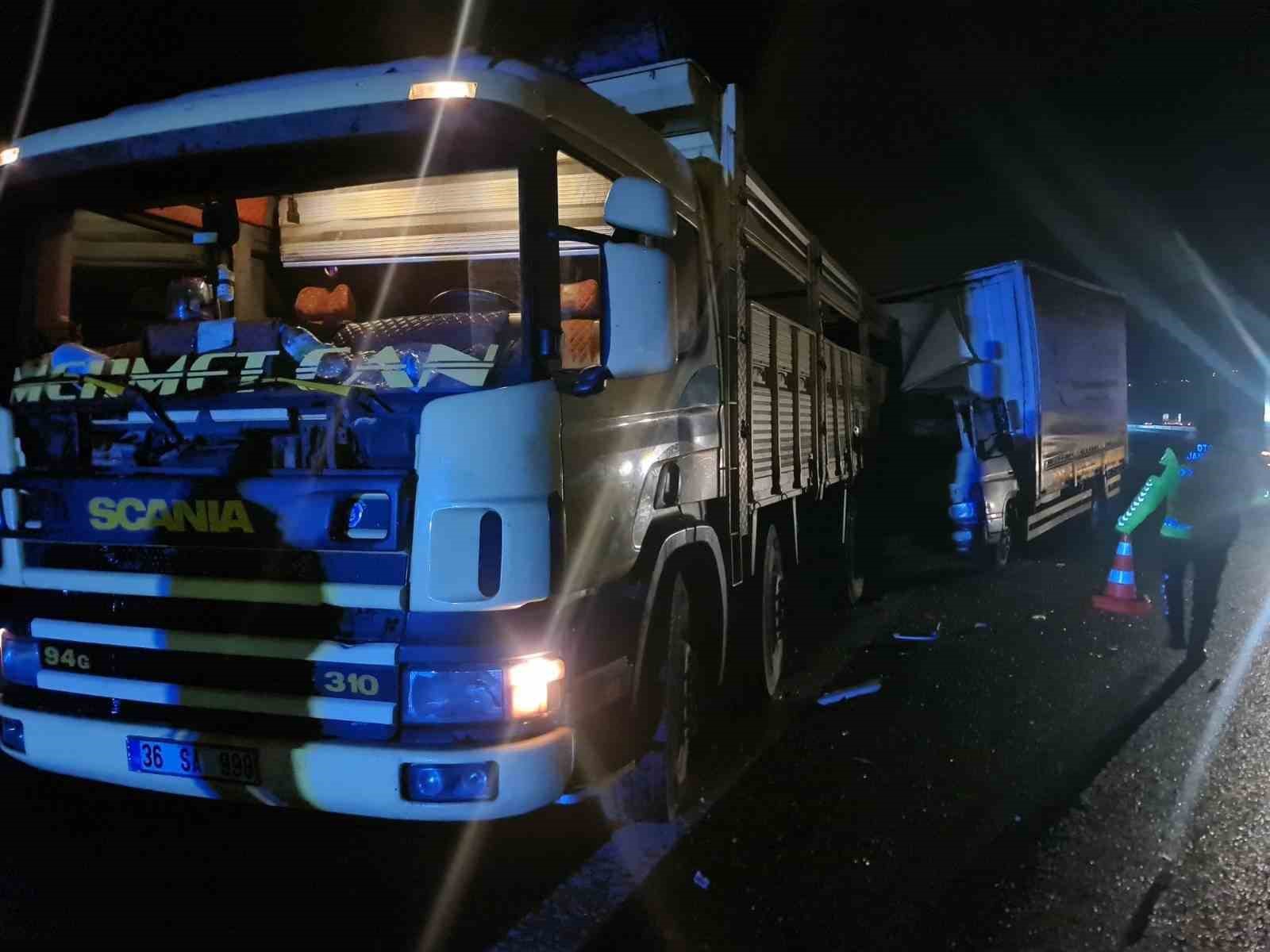 temde ariza yapan kamyonu emniyet seridine park etti kamyon carpti 1 yarali ieG6mHNB