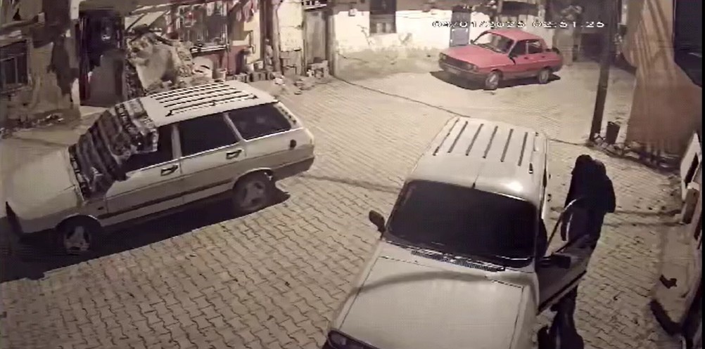 tokatta aractan ses sistemi calan hirsiz guvenlik kamerasina yakalandi
