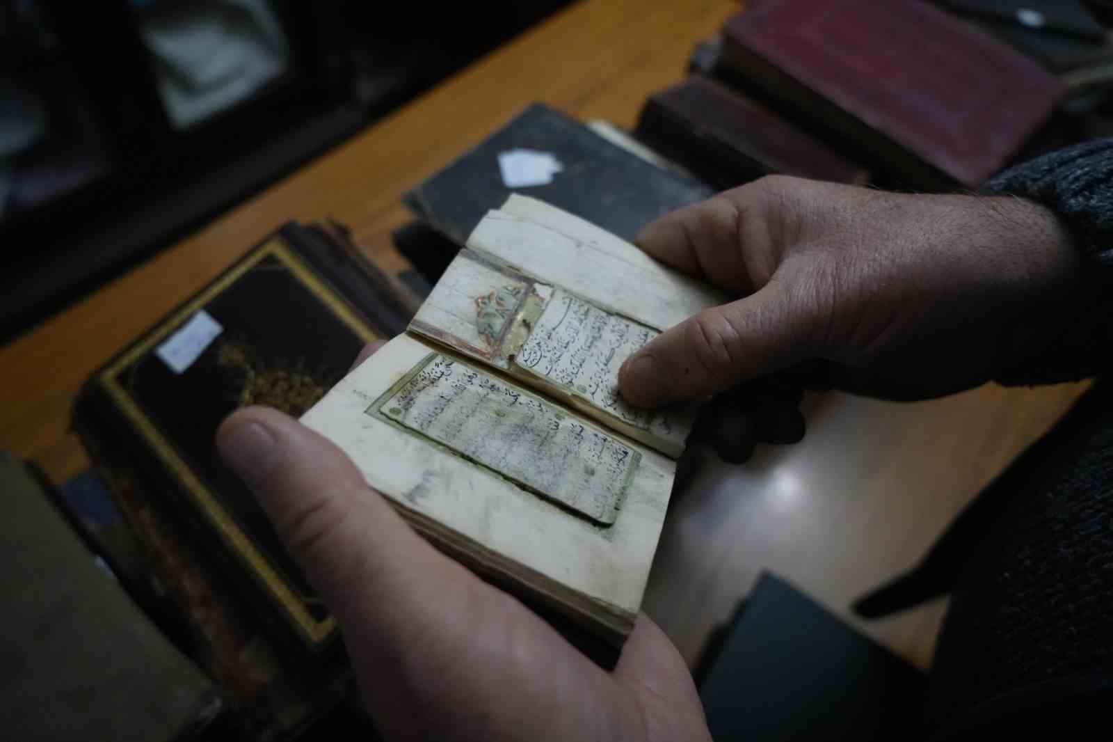 turkiyedeki en buyuk hacimli el yazmasi tarihi kitap muzayedesi UMNcAYmW