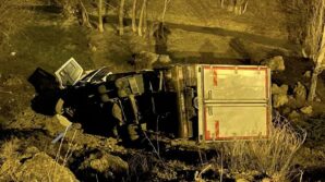 yokus asagi inerken viraji alamayan kamyon sarampole uctu 1 yarali VJYj526R