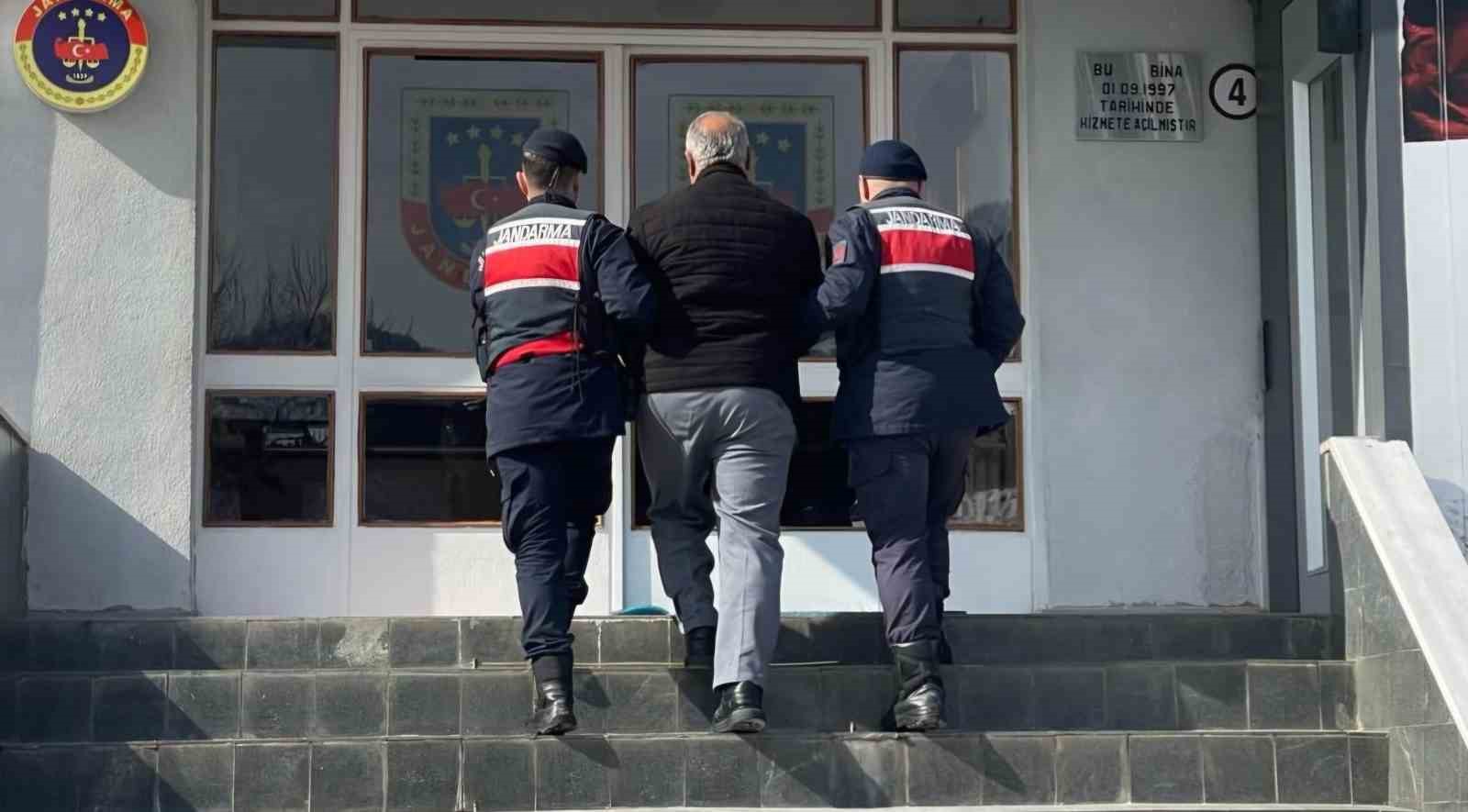 10 yil 10 ay hapis cezasi ile aranan sahis jandarma tarafindan yakalandi 4T6nCiRR