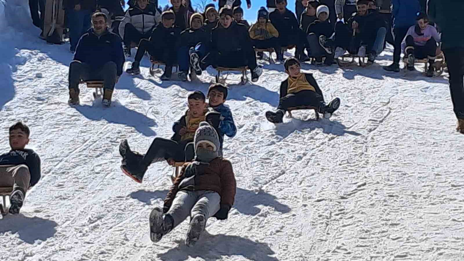 200 yillik tahta kizak festivali nefes kesti