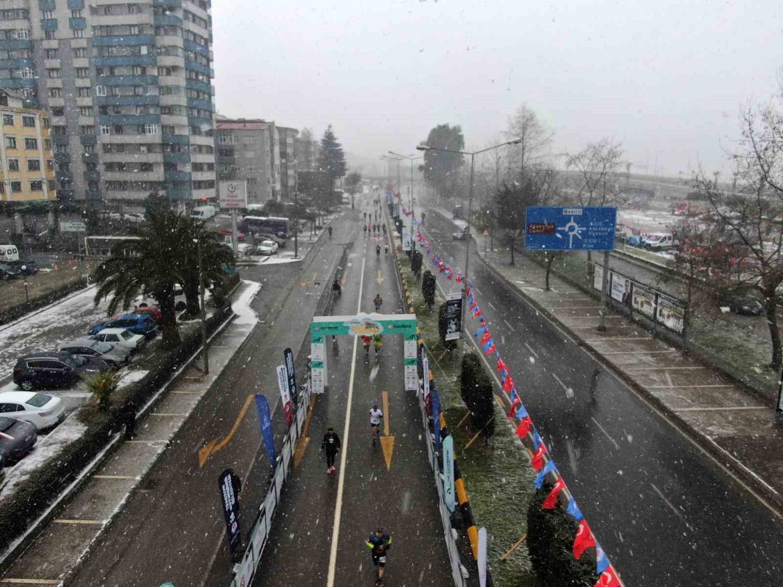 45 uluslararasi trabzon yari maratonu yogun kar yagisinin altinda kosuldu WErnVigr