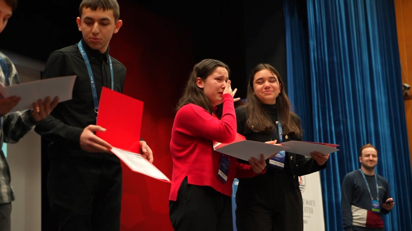 56 lise ogrencileri arastirma projeleri bolge yarismasini kazanan ogrencilerin sevinc gozyaslari 2mBMBcre