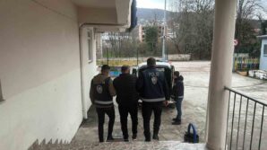 8 yil hapis cezasi ile aranan sahsi polis ekipleri yakaladi D8jVI8DO