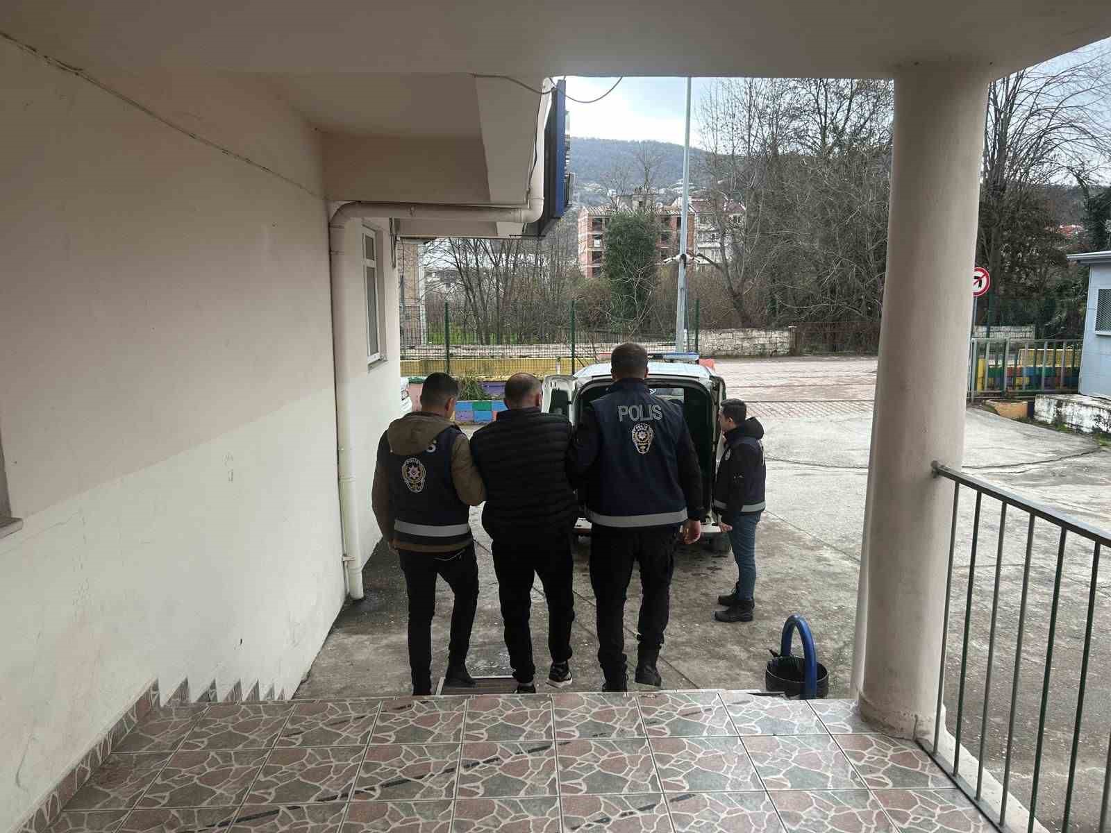 8 yil hapis cezasi ile aranan sahsi polis ekipleri yakaladi D8jVI8DO