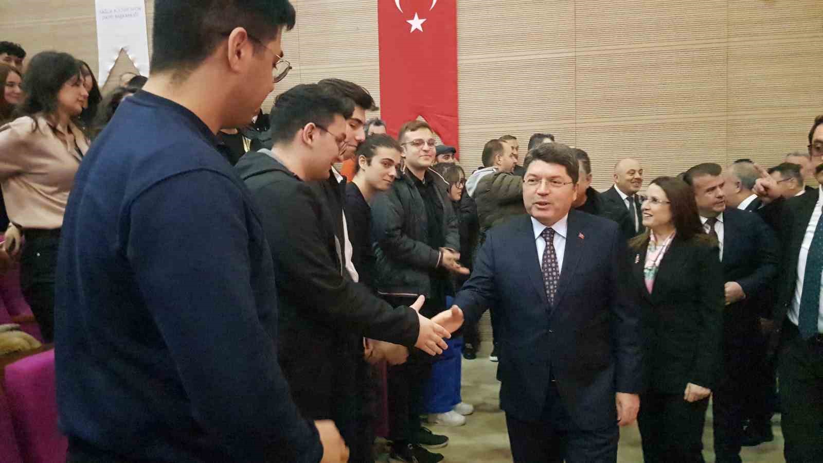 adalet bakani tunc genclere tecrubelerini anlatti yePdsiUV