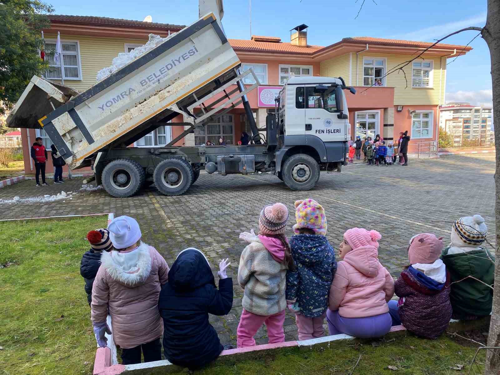 anaokulu ogrencileri icin kamyonla kar getirdiler