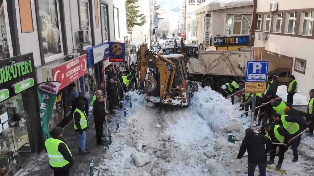 artvinde cadde ve sokaklarda imece usulu kar temizligi BQGNEveU