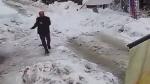 artvinde catidaki kar kutlesi kaldirima dustu yolda yuruyenler son anda kurtuldu lb7ycalN