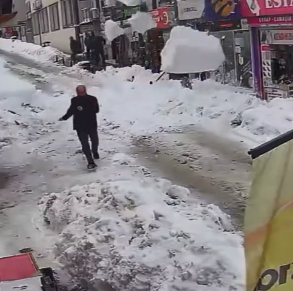 artvinde catidaki kar kutlesi kaldirima dustu yolda yuruyenler son anda kurtuldu lb7ycalN