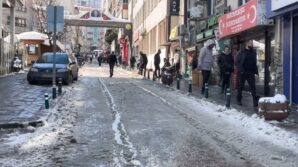 artvinde yasli adam catidan dusen karlarin altinda kalmaktan son anda kurtuldu g7VhL3wA