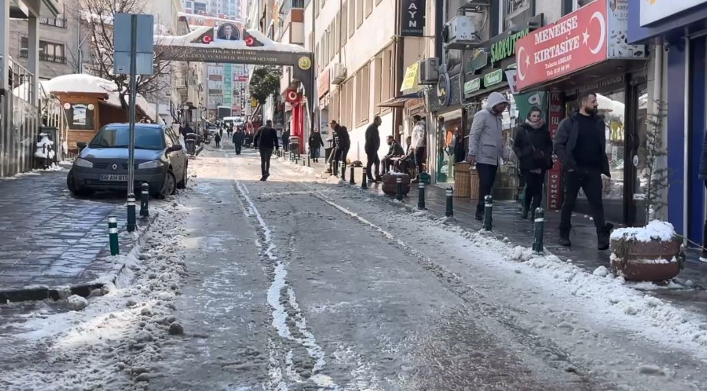artvinde yasli adam catidan dusen karlarin altinda kalmaktan son anda kurtuldu g7VhL3wA
