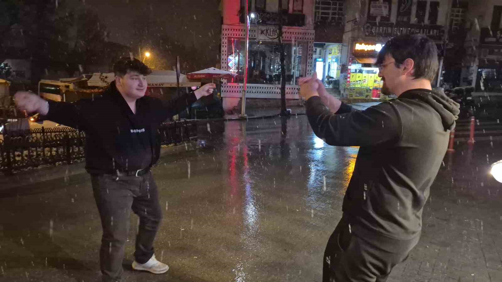 bartinda gencler kar yagisini ciftetelli oynayarak kutladi RtUm6Dai