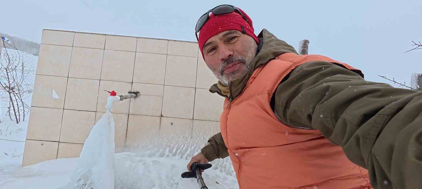 bin 350 rakimli beldede cesmenin akan suyu buz tuttu vQJFESkj