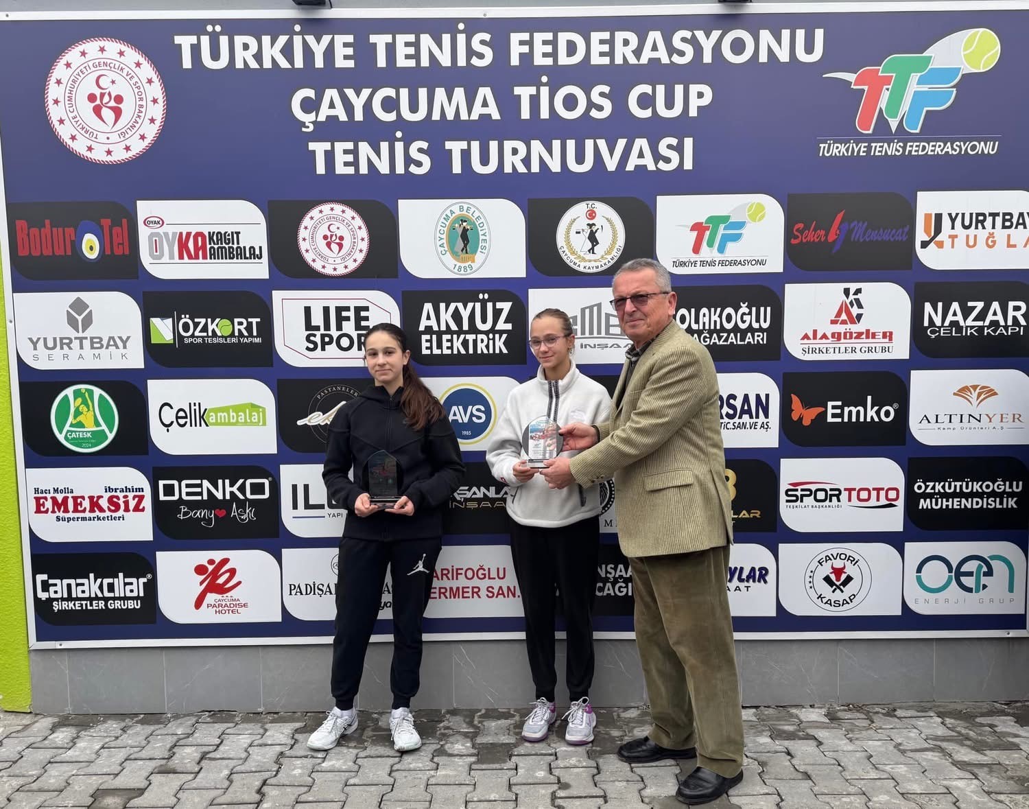 caycuma ilk ulusal tenis turnuvasina ev sahipligi yapti eyyhAEQg