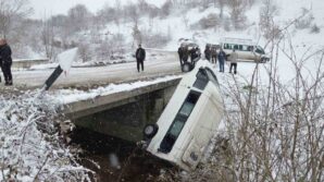 cenazeye giden minibus kayarak kopruden devrildi 15 yarali sWTnynpQ