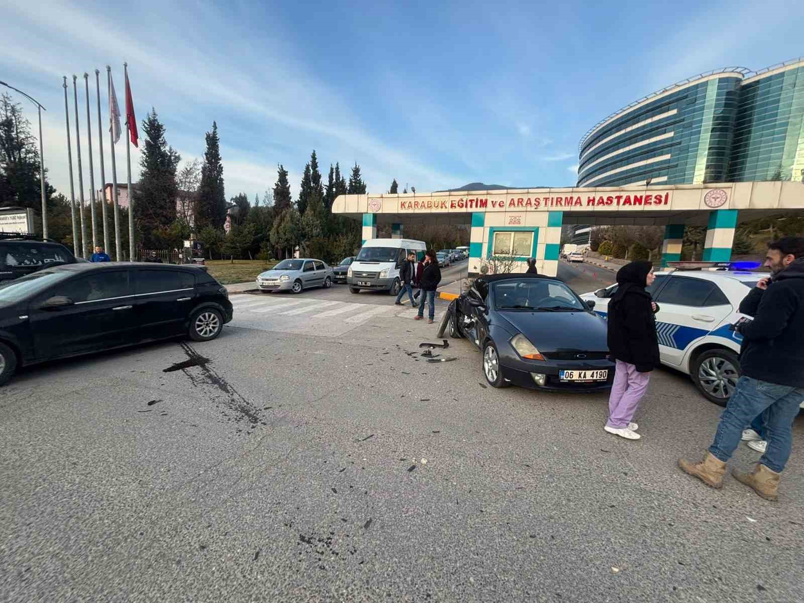 ciple carpisan otomobildeki 2 kisi yaralandi Or78bEcJ