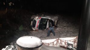 devrilen ambulansin surucusu yaralandi INhei7a7