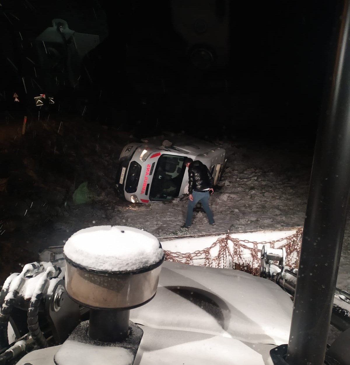 devrilen ambulansin surucusu yaralandi INhei7a7
