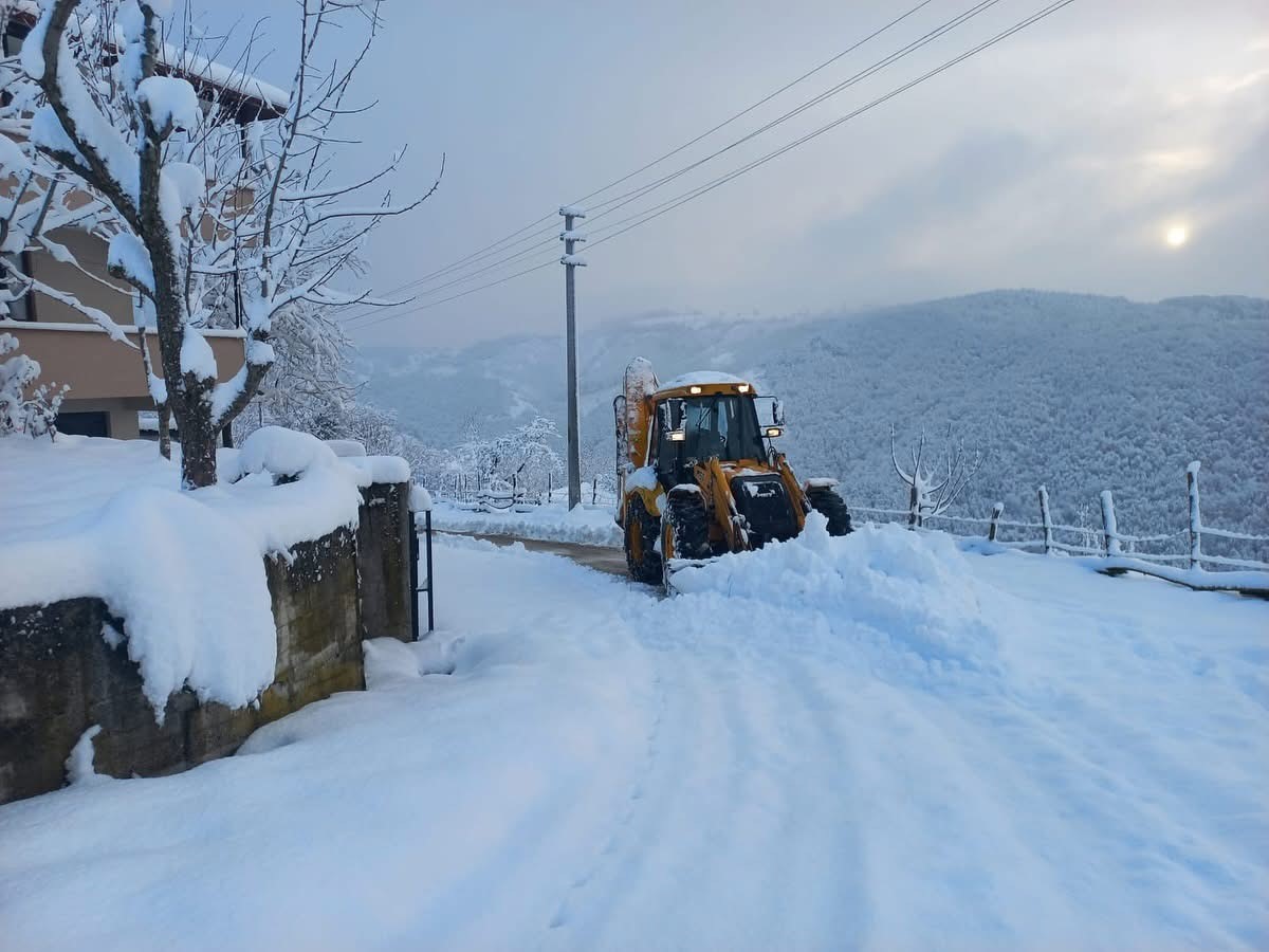 duzcede 5 koy yolu ulasima kapandi AGqQ8UBJ