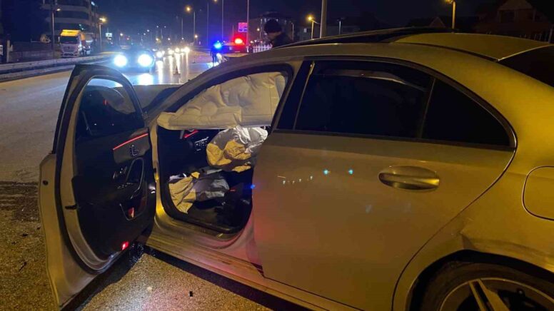 duzcede bariyere carpan otomobilin surucusu yaralandi 7CCiNcjv