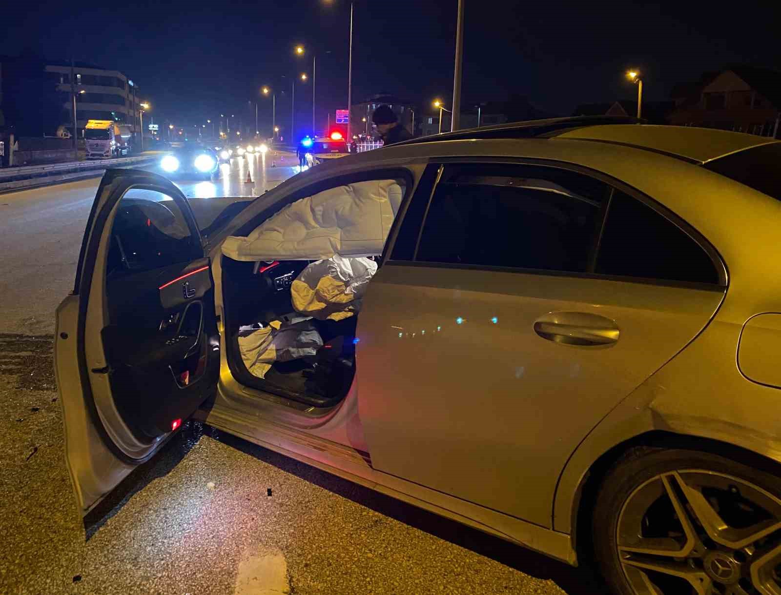 duzcede bariyere carpan otomobilin surucusu yaralandi 7CCiNcjv