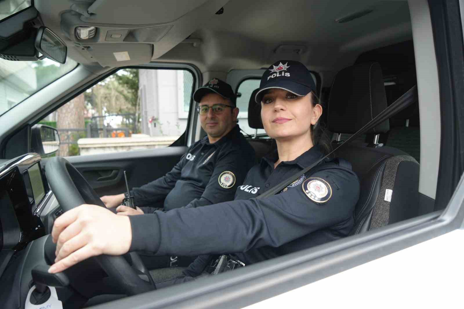 ekip araci kullanan kadin polis memuru suclulara goz actirmiyor gzWbXTzb